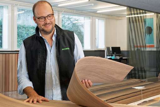 Image 5: Very important: the assessment of the finished veneer. Photo: Roser AG